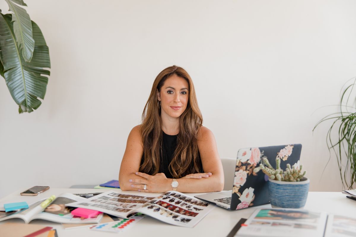 Una professionista nel suo studio, tra progetti e fotografie.